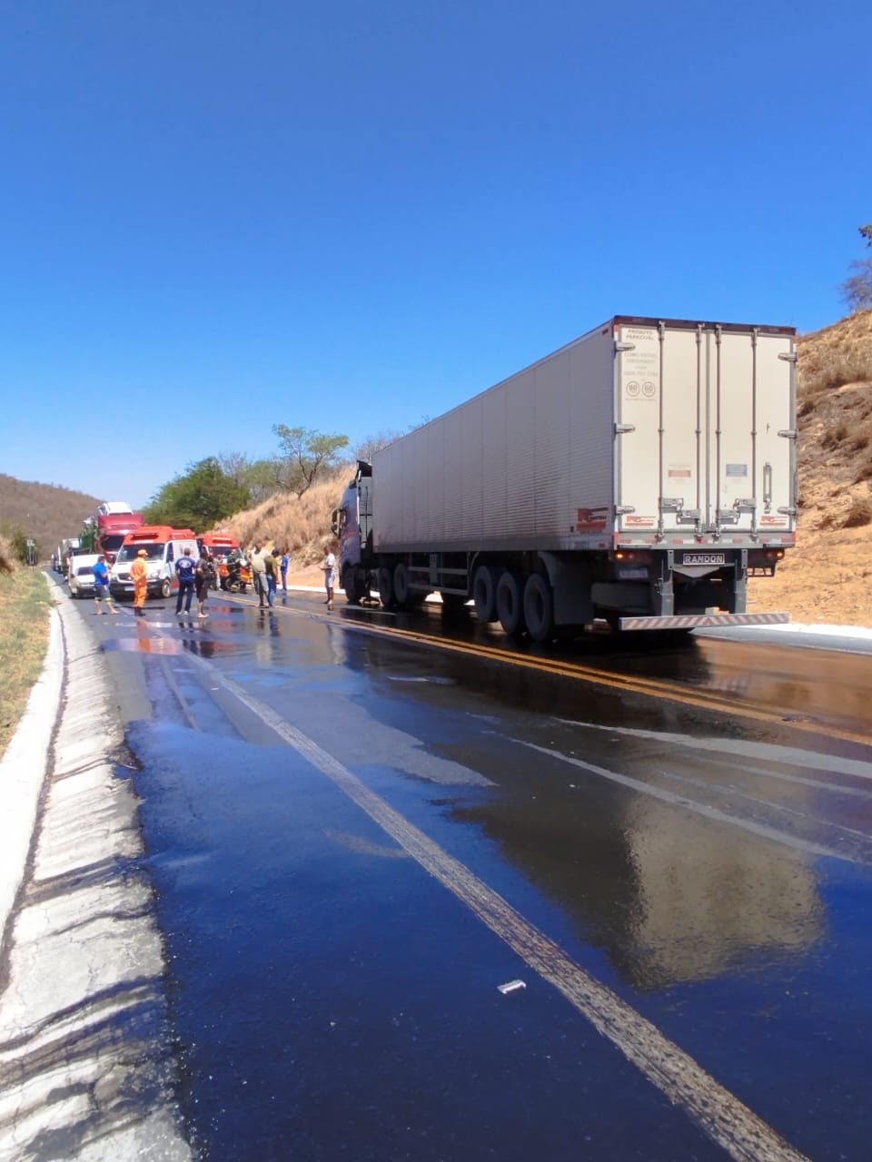 Dois homens ficam feridos em acidente entre carro e carreta na BR-251