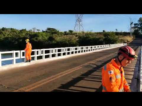 Carreta com 60 mil litros de etanol perde o controle e cai no Rio Grande