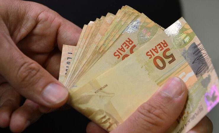 A informação é que o beneficiário receberá de R$ 136 a R$ 1.621, variando de acordo com a quantidade de meses que foram trabalhados em 2024.