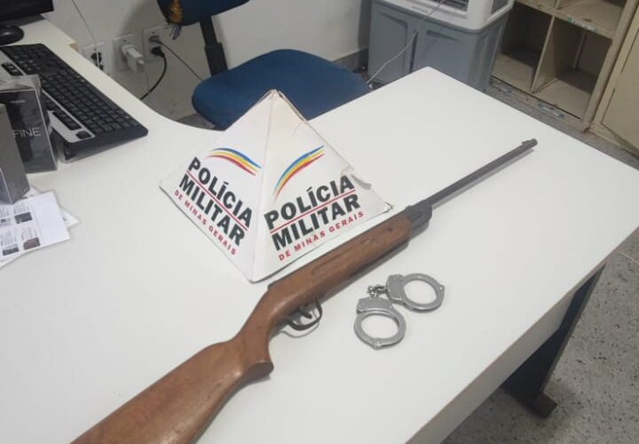 Homem foi preso após ameaçar namorada com espingada - Foto: Polícia Militar/Divulgação