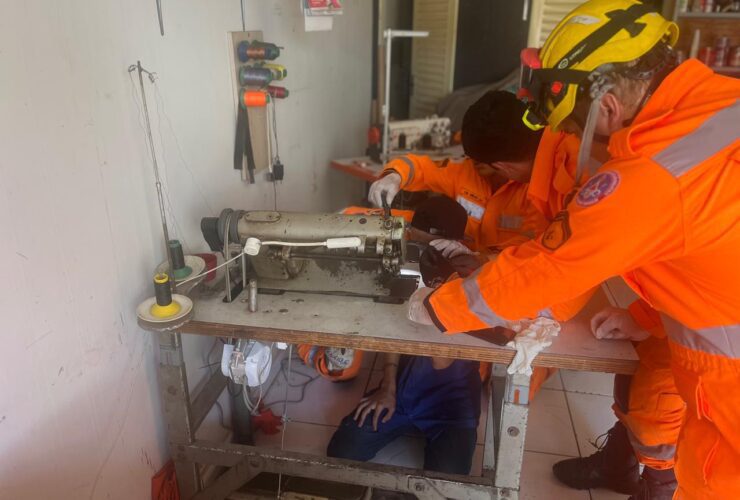 Adolescente de 14 anos ficou preso em máquina de costura - Foto: CBMMG / Divulgação