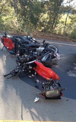 Motociclista teria feito ultrapassagem e invadido a contramão da pista - Foto: Reprodução/Mídias Sociais