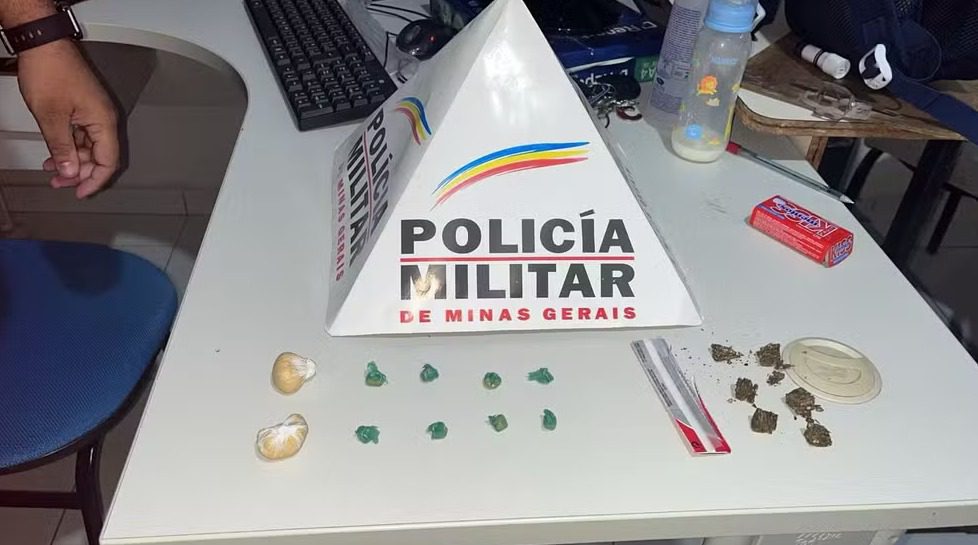 Drogas foram encontradas durante revista pessoal - Foto: Polícia Militar / Divulgação