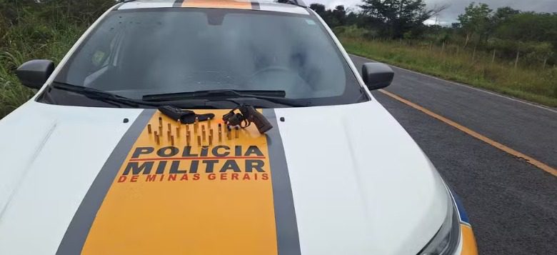 Moto, arma e 21 munições foram apreendidas - Foto: PMRv / Divulgação