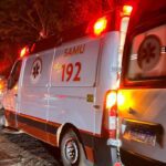 Ambulância do SAMU durante atendimento -