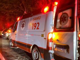 Ambulância do SAMU durante atendimento -