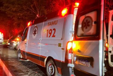 Ambulância do SAMU durante atendimento -
