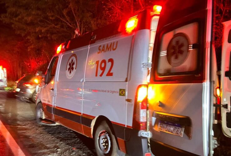 Ambulância do SAMU durante atendimento -