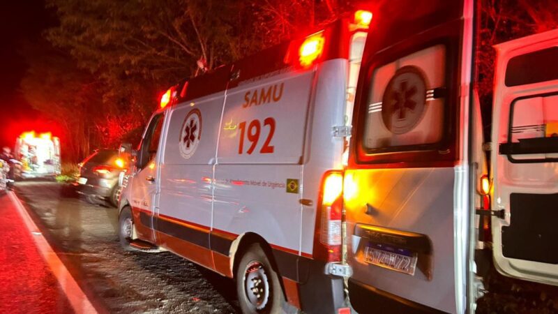 Ambulância do SAMU durante atendimento -
