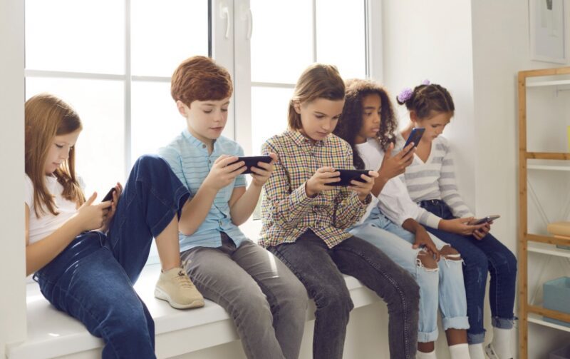 Crianças usando o celular