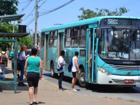 Aluno em ponto de ônibus em Montes Claros.