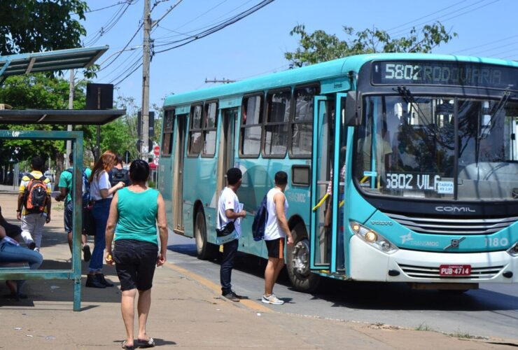 Aluno em ponto de ônibus em Montes Claros.