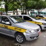 Táxs estacionados próximo à Prefeitura de Montes Claros(MG).