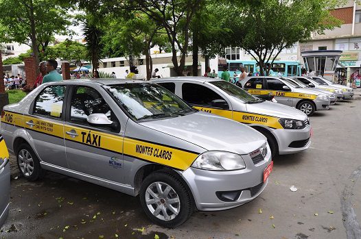 Táxs estacionados próximo à Prefeitura de Montes Claros(MG).