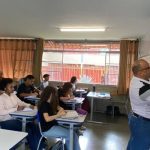 Professor do estado em sala de aula