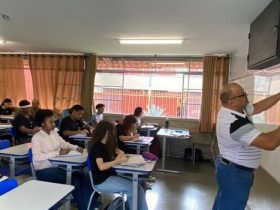 Professor do estado em sala de aula