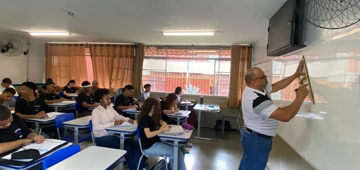 Professor do estado em sala de aula