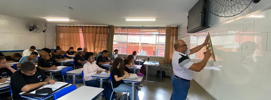 Professor do estado em sala de aula