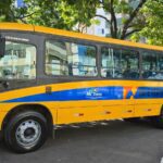 Ônibus gratuito, o "Vai e Vem 0800" tem itinerário pelo centro da cidade de segunda a sábado.
