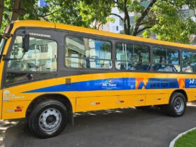 Ônibus gratuito, o "Vai e Vem 0800" tem itinerário pelo centro da cidade de segunda a sábado.