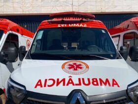 Ambulância do SAMU socorre motociclista após acidente.
