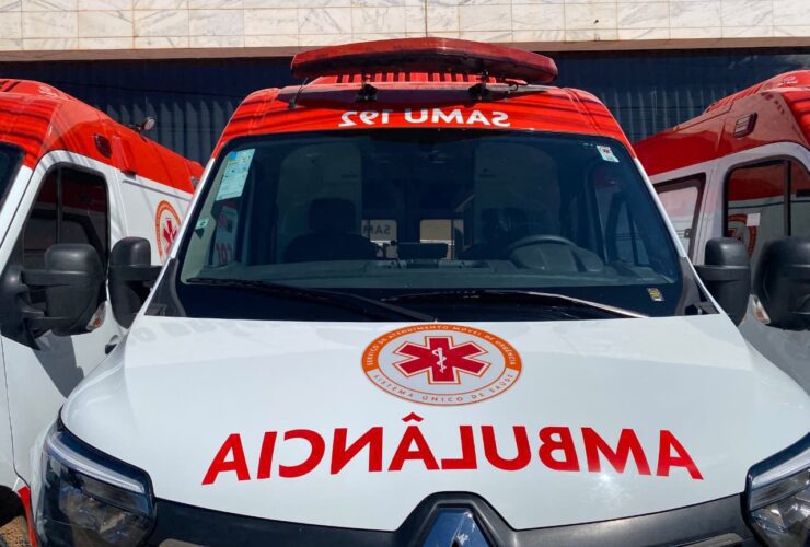 Ambulância do SAMU socorre motociclista após acidente.
