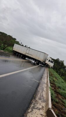 Caminhão atravessado na pista após acidente na BR-365