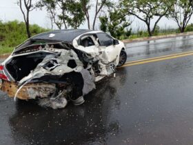 Carro ficou totalmente destruído após acidente no Trevo de Jequitaí