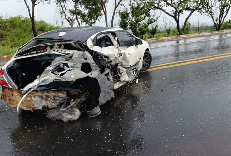 Carro ficou totalmente destruído após acidente no Trevo de Jequitaí