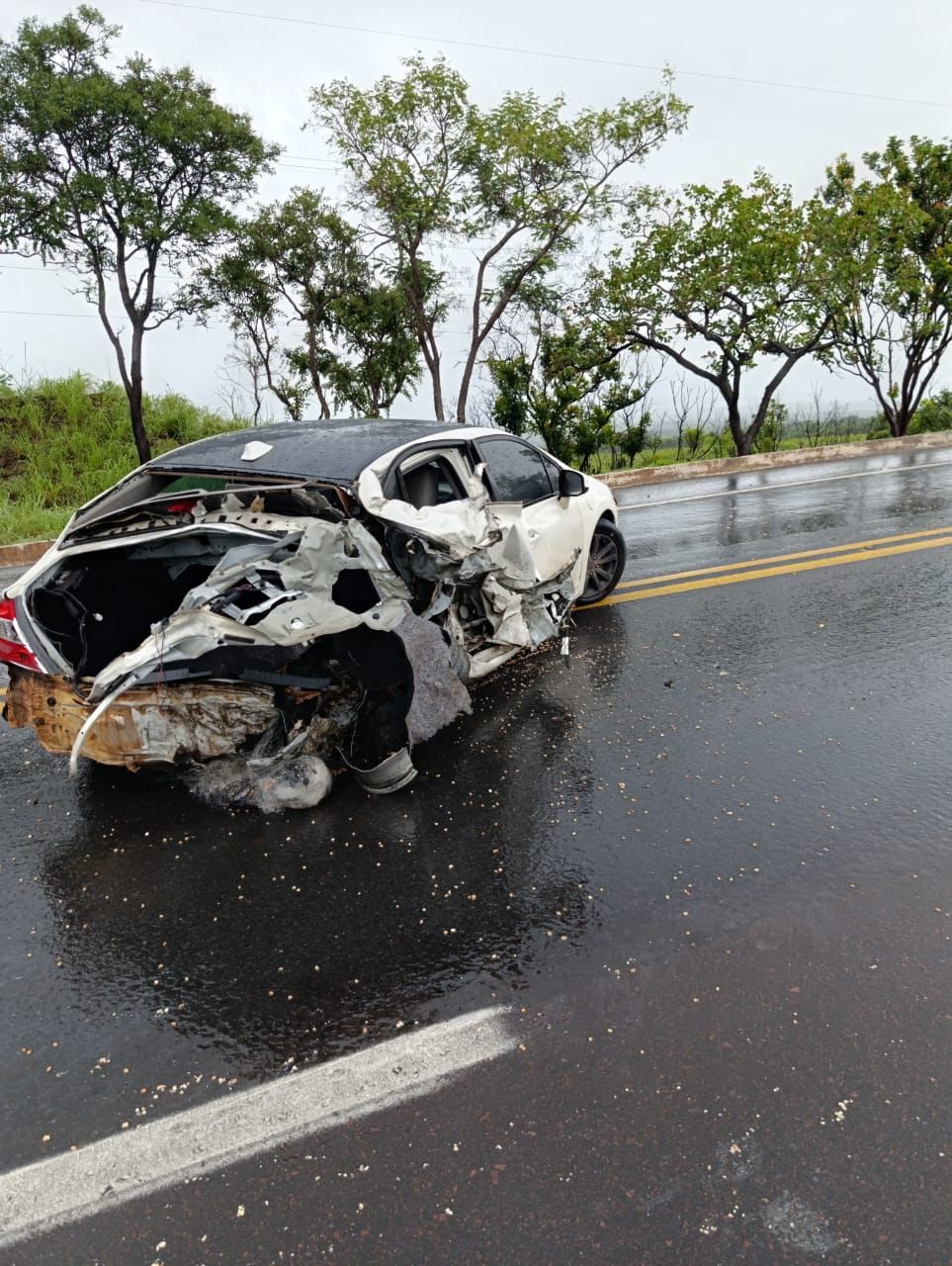 Carro ficou totalmente destruído após acidente no Trevo de Jequitaí