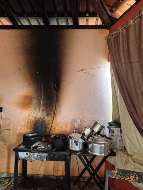 Panela esquecida no fogão provocou incêndio
