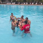 Militares em treinamento em piscina