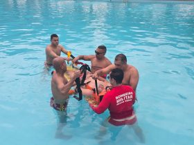 Militares em treinamento em piscina