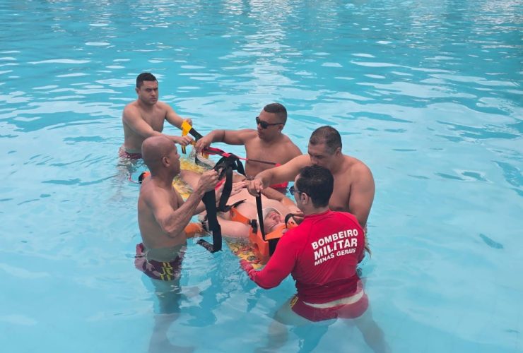 Militares em treinamento em piscina