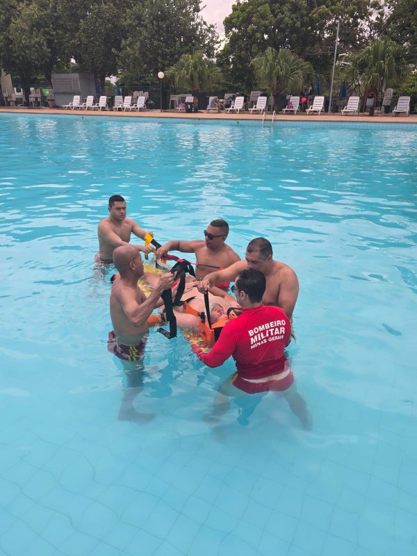 Militares em treinamento em piscina