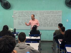 Professor da rede pública estadual de ensino em sala com alunos