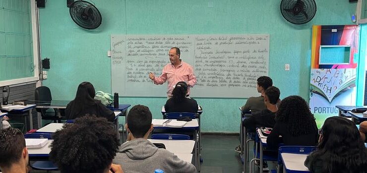 Professor da rede pública estadual de ensino em sala com alunos
