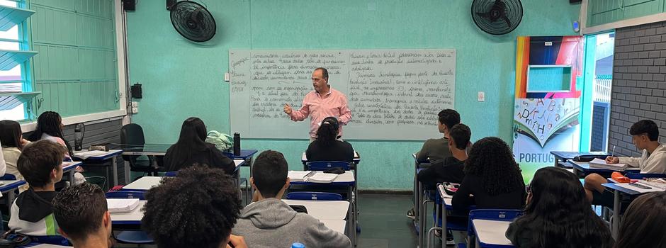 Professor da rede pública estadual de ensino em sala com alunos