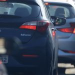 Carros em via
