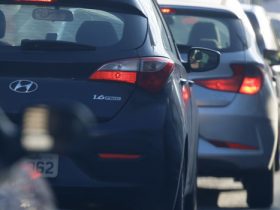 Carros em via