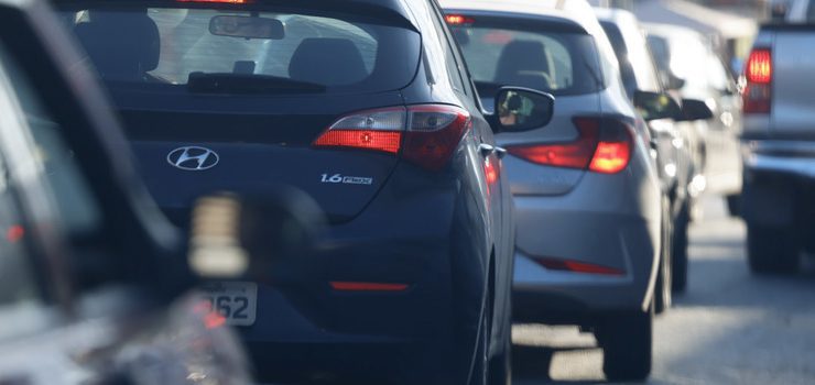 Carros em via