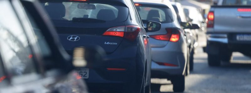 Carros em via