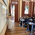 Professora da rede estadual dando aula.