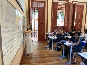 Professora da rede estadual dando aula.
