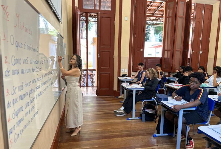 Professora da rede estadual dando aula.