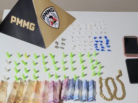 Drogas, dinheiro e celulares foram apreendidos - Foto: PMMG/Divulgação