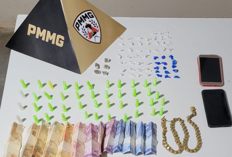 Drogas, dinheiro e celulares foram apreendidos - Foto: PMMG/Divulgação