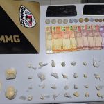 Drogas, dinheiro e celulares que foram apreendidos na operação da PM.