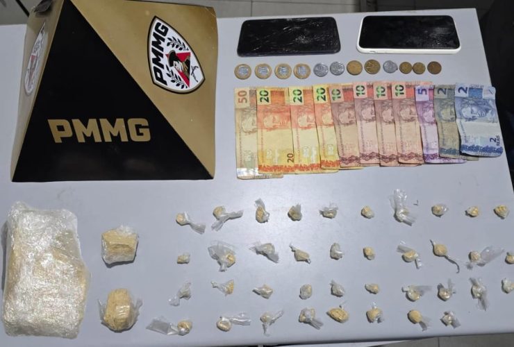 Drogas, dinheiro e celulares que foram apreendidos na operação da PM.