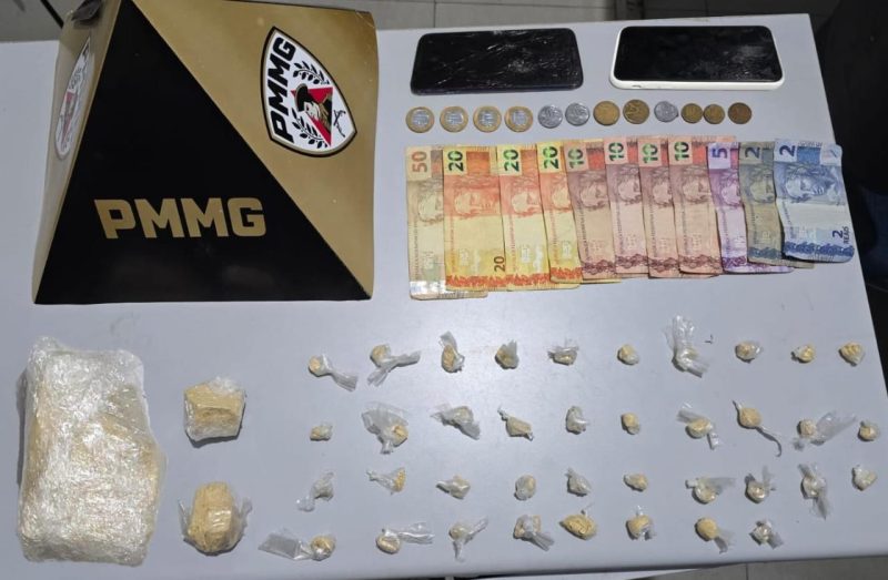 Drogas, dinheiro e celulares que foram apreendidos na operação da PM.